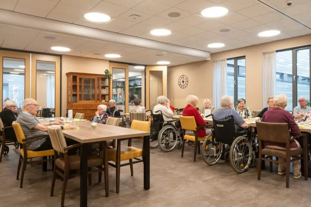 Bewoners van Westerkim samen in de gezamenlijke huiskamer